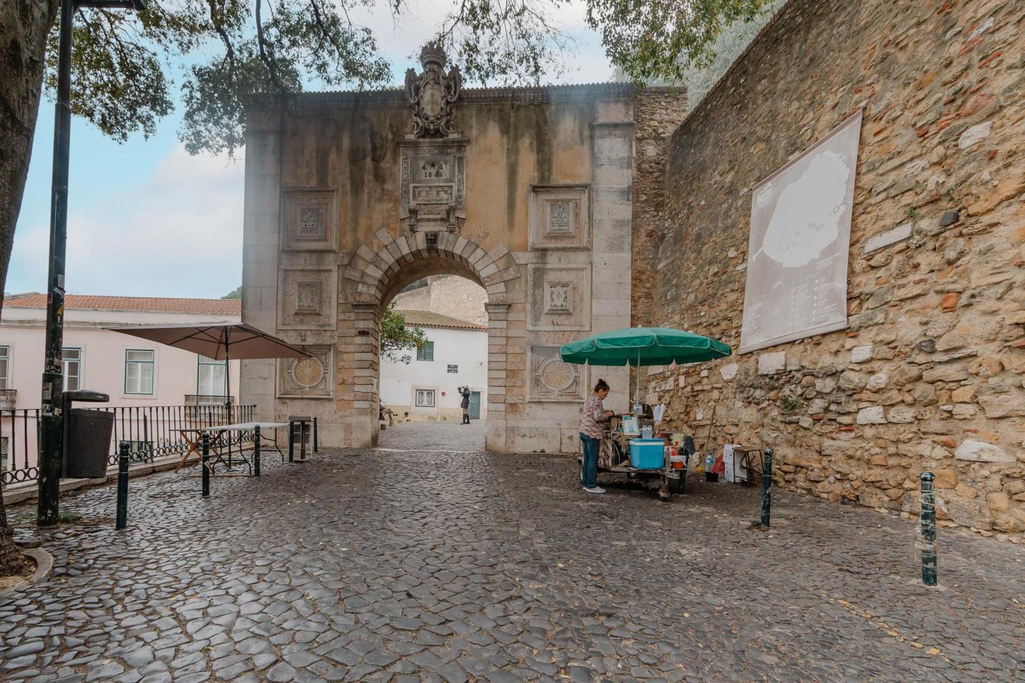 Stylish Getaway In A Mezzanine Flat By The Castle Apartamento Lisboa Exterior foto
