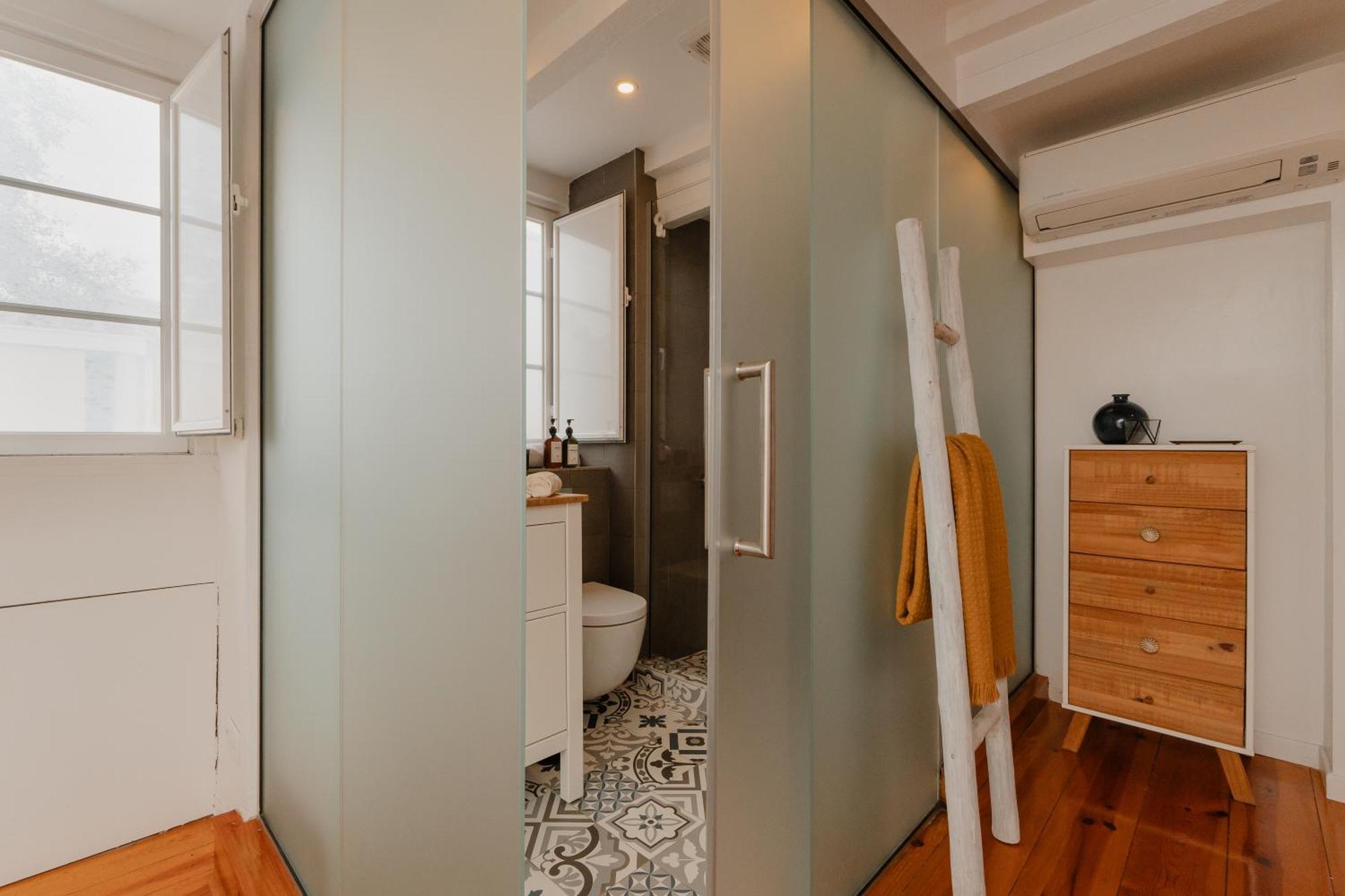 Stylish Getaway In A Mezzanine Flat By The Castle Apartamento Lisboa Exterior foto