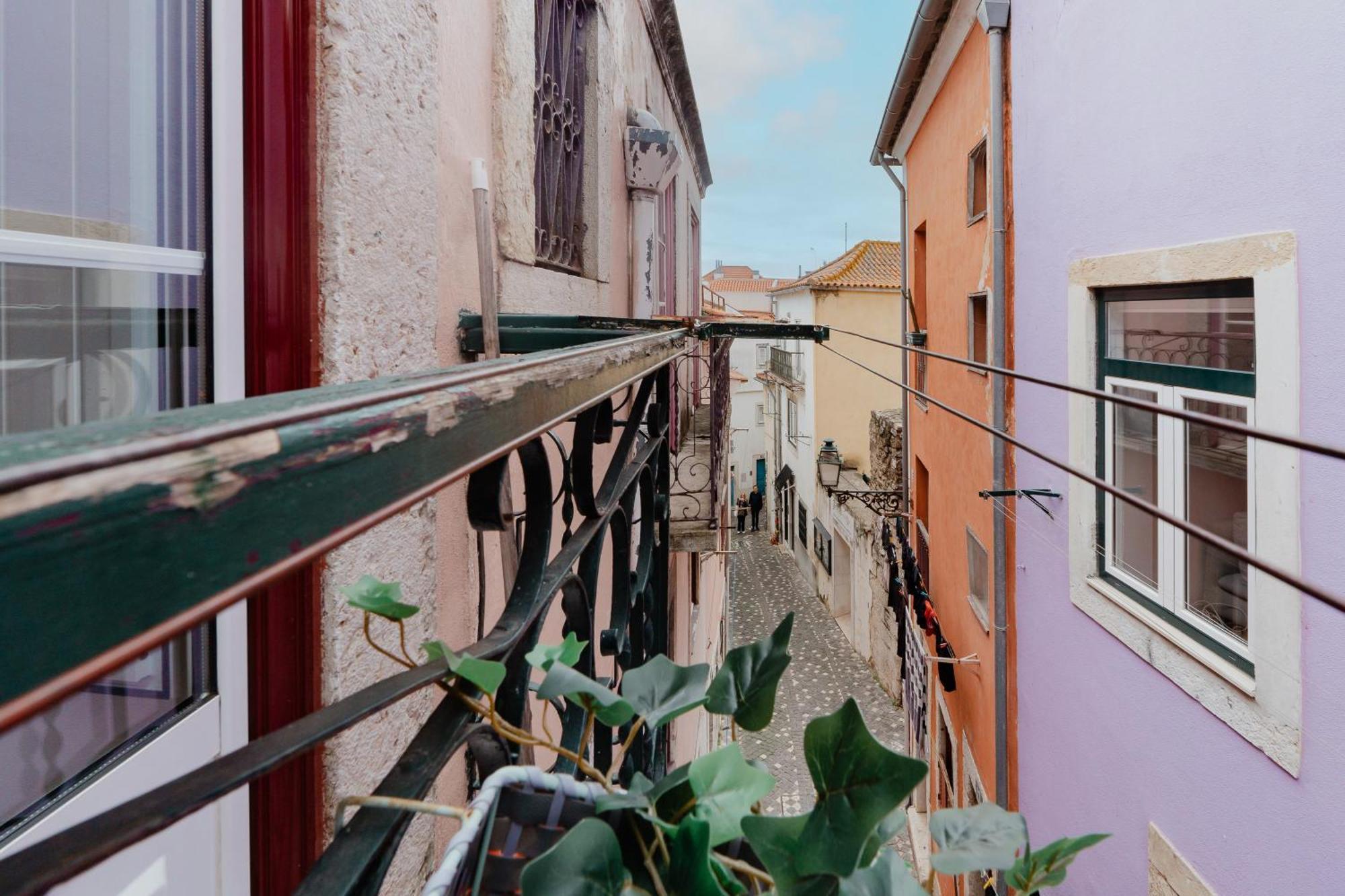 Stylish Getaway In A Mezzanine Flat By The Castle Apartamento Lisboa Exterior foto
